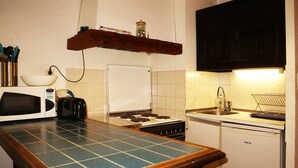 A kitchen with a microwave, toaster, stove, and sink. - Family studio 4 pers, ski-in/ski-out, near center (Les Orres)