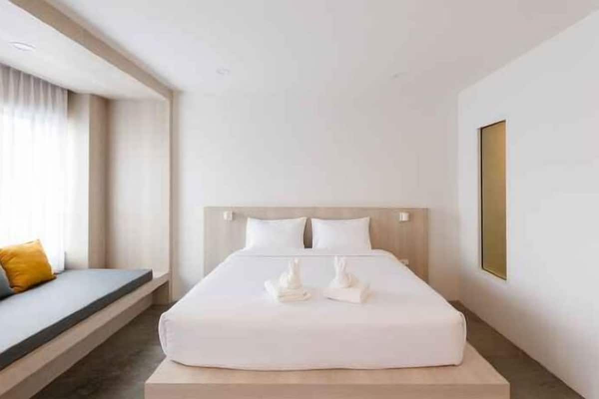 Escrivaninha, cortinas blackout, Wi-Fi de cortesia, roupa de cama