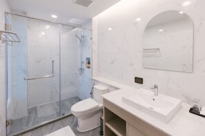 Panorama tweepersoonskamer | Badkamer | Gratis toiletartikelen, een haardroger, pantoffels, handdoeken