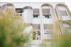 Un edificio de varios pisos con balcones y ventanas amplias.