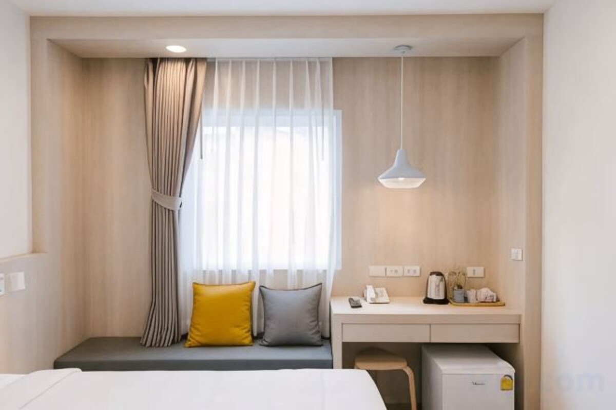 Escritorio, cortinas blackout, wifi gratis y ropa de cama 