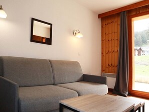 TV - Luxurious Ski-In/Out Apartment with Pool, Sauna & Hammam - Sleeps 4, Free WiFi, Linens Included (Les Orres)