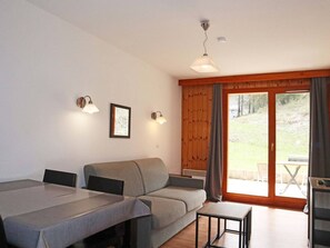 TV - Luxurious Ski-In/Out Apartment with Pool, Sauna & Hammam - Sleeps 4, Free WiFi, Linens Included (Les Orres)