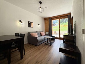 TV - Luxurious Ski-In/Out Apartment with Pool, Sauna & Hammam - Sleeps 4, Free WiFi, Linens Included (Les Orres)