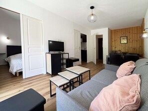 TV - Luxurious Ski-In/Out Apartment with Pool, Sauna & Hammam - Sleeps 4, Free WiFi, Linens Included (Les Orres)