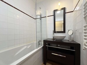 Bathroom - Luxurious Ski-In/Out Apartment with Pool, Sauna & Hammam - Sleeps 4, Free WiFi, Linens Included (Les Orres)