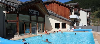 Luxury apartment with heated pool, sauna and ski-in/ski-out access