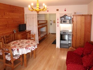 Interior - Renovated studio for 4, ski-in/ski-out, Les Orres (Les Orres)
