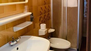 A bathroom with two sinks, a toilet, and a shower. - La Scardola Ristorante Hotel Bar (Baselga di Pine)