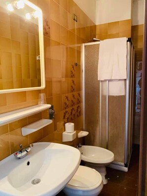 Shower, rainfall showerhead, free toiletries, hair dryer - La Scardola Ristorante Hotel Bar (Baselga di Pine)