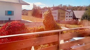 A residential area with houses, a wooden fence, and a clear sky. - La Scardola Ristorante Hotel Bar (Baselga di Pine)
