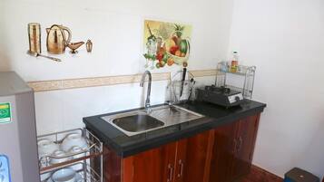 Family Bungalow | Private kitchen | Fridge, microwave, cookware/dishes/utensils