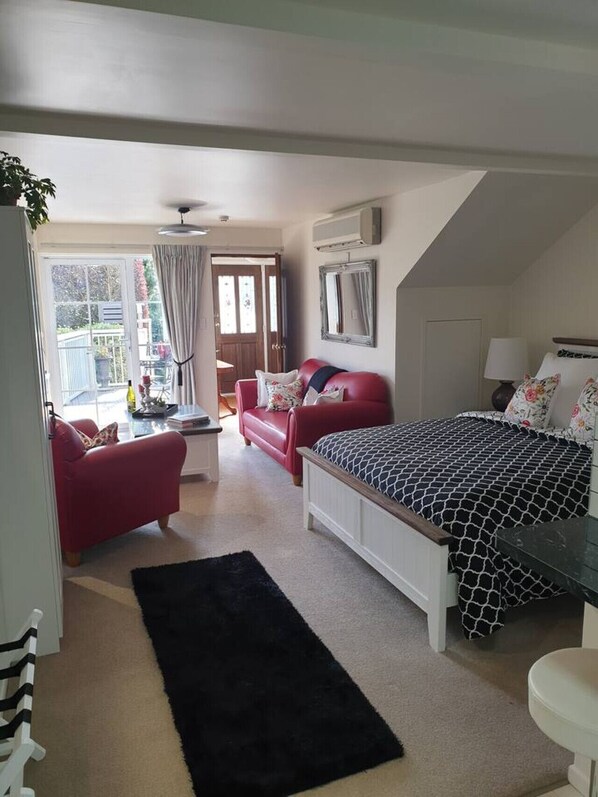 Unclassified image, 1 of 10, button - Tui2 - Studio (Macandrew Bay)