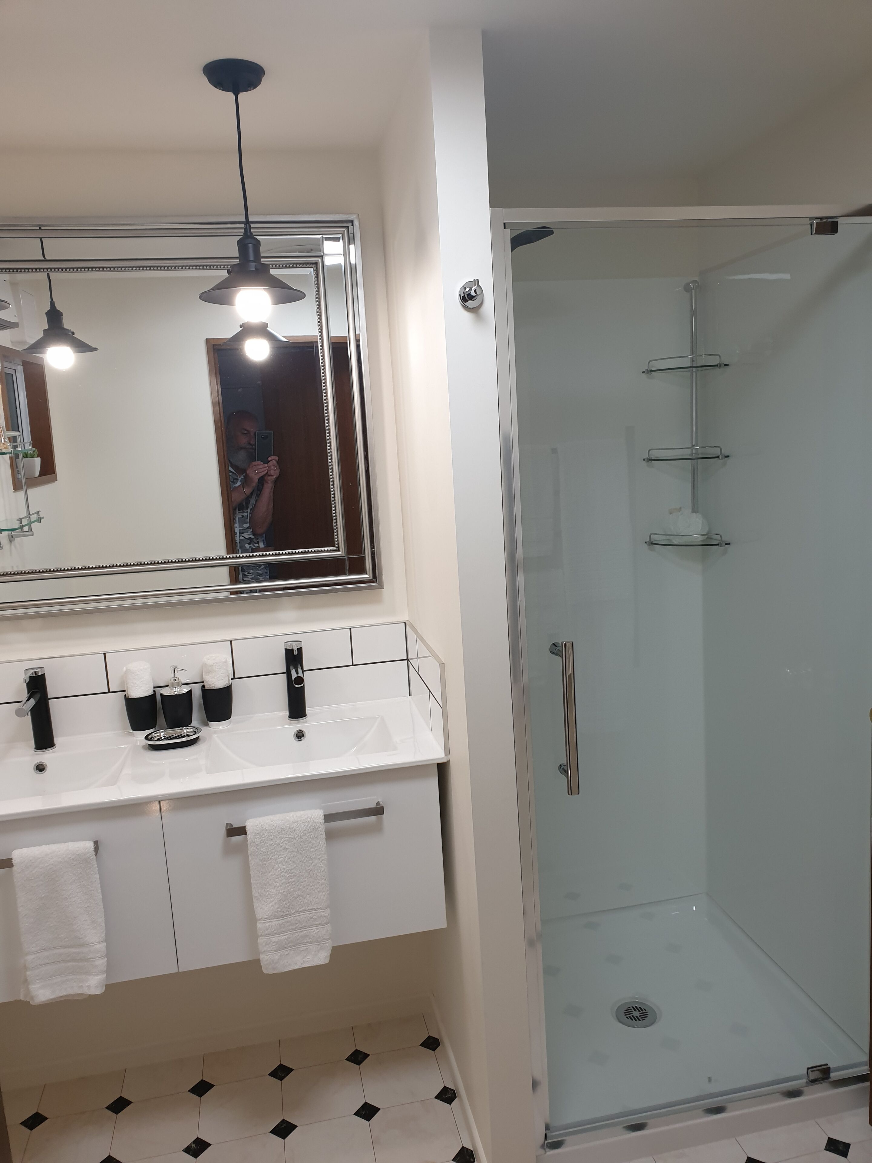 Secadora de cabello, shampoo, papel de baño 