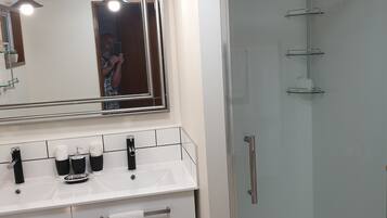 Secadora de cabello, shampoo, papel de baño