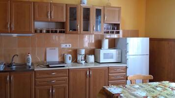 Een koelkast, een microgolfoven, een koffiezetapparaat/waterkoker