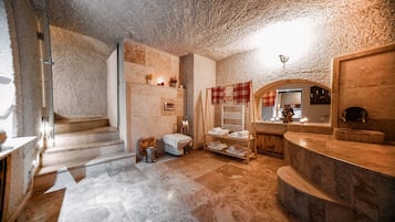 Ducha, secador de pelo, pantuflas, toallas