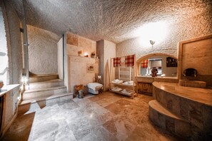 Family Cave Suite | Bathroom