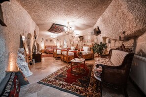 Soundproofing, free WiFi, bed sheets - Zeus Cave Suites (Nevsehir)