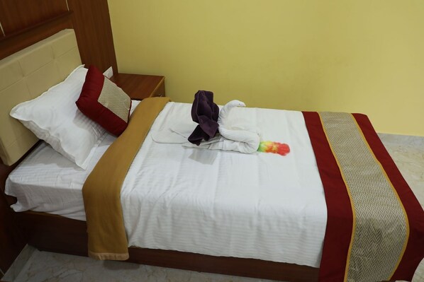 Individually decorated, individually furnished, desk, free WiFi - sri kannabiran residency (Chennai)