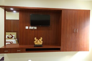 特色装修、特色家居、办公桌、免费 WiFi