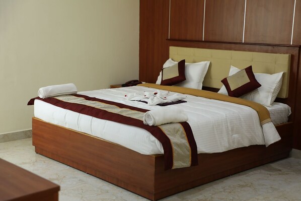 特色装修、特色家居、办公桌、免费 WiFi