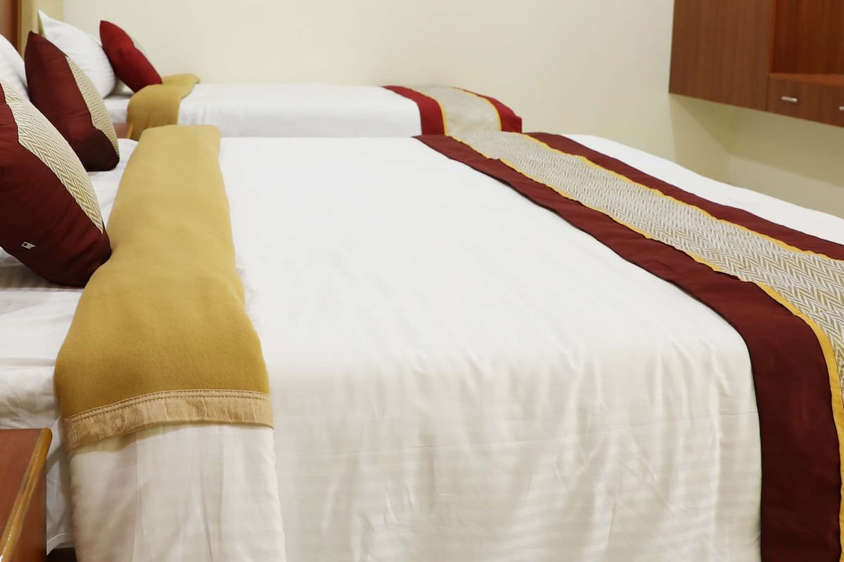 1 habitación, decoración personalizada, muebles diferentes y escritorio
