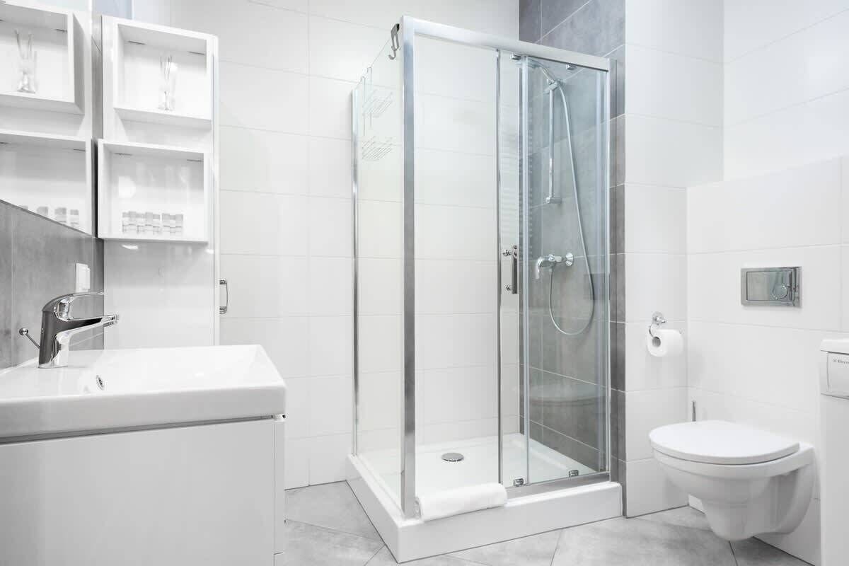 Shower, hair dryer, towels, shampoo