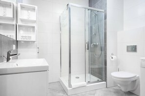 Douche, sèche-cheveux, serviettes fournies