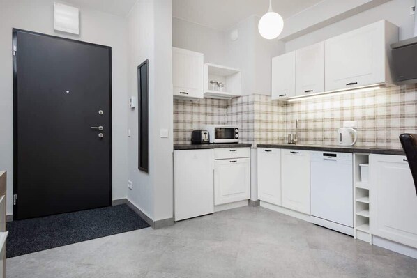 Een koelkast, een microgolfoven, een oven, een kookplaat