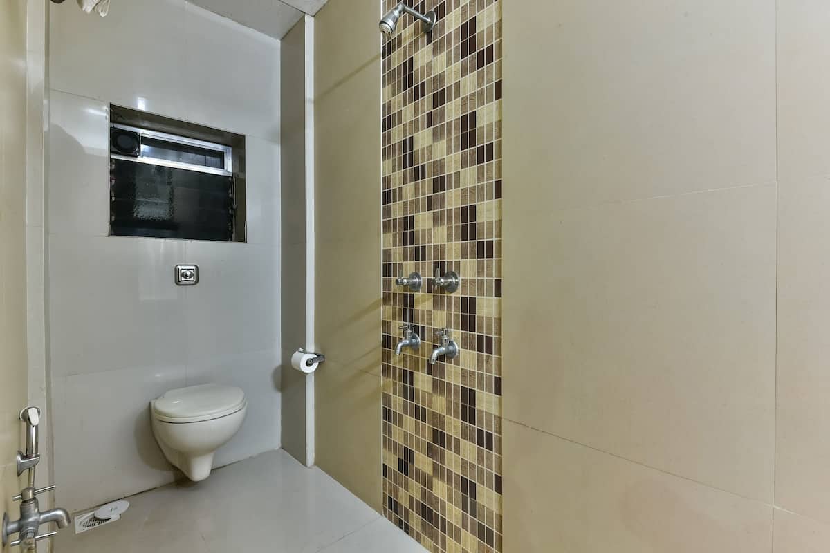Dusche, kostenlose Toilettenartikel, Hausschuhe, Handtücher