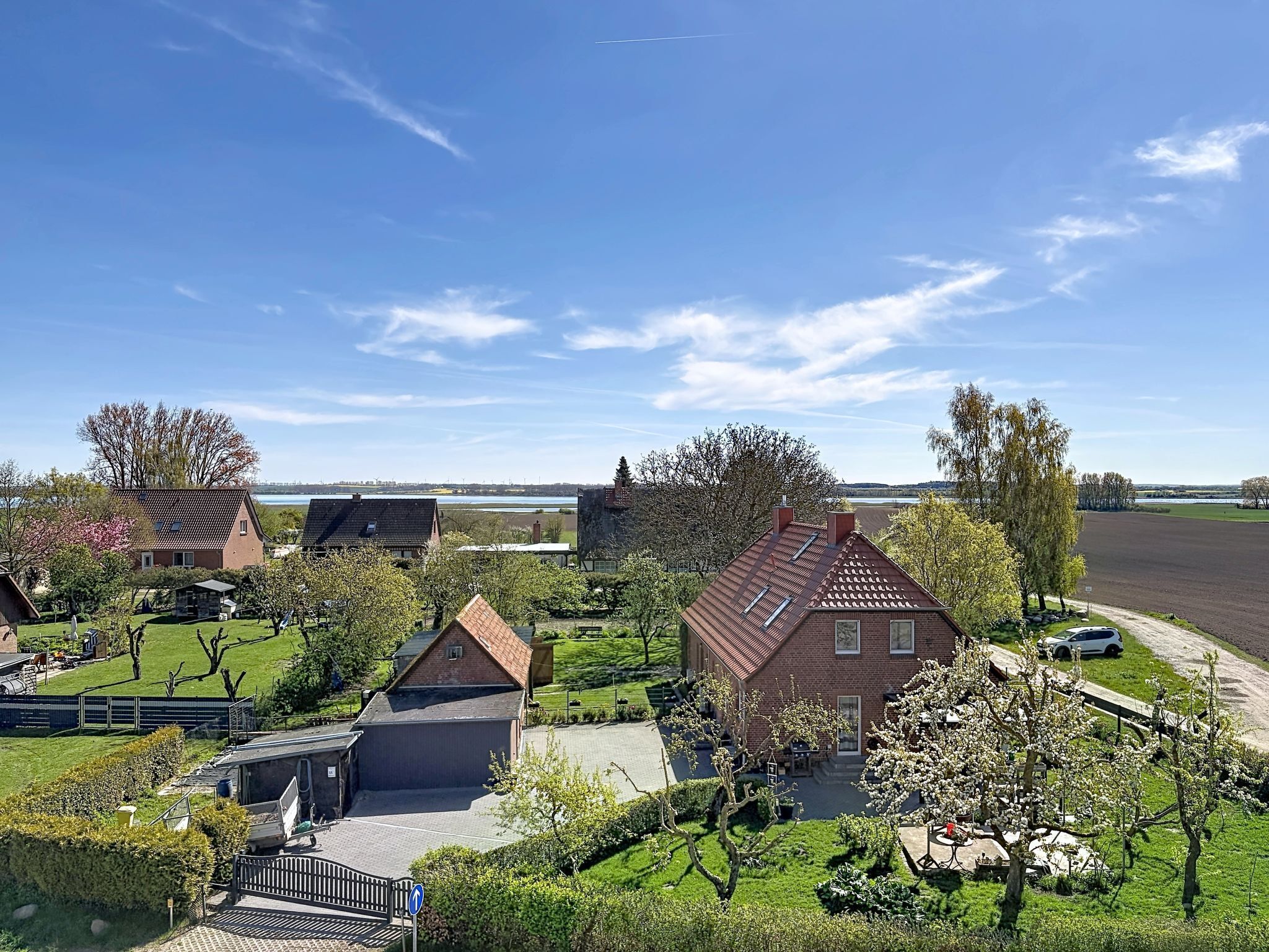 Un quartier résidentiel avec des maisons, une allée pavée et un ciel dégagé.