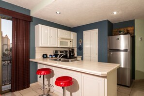 Frigorífico, microondas, horno y placa de cocina