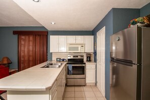 冷蔵庫、電子レンジ、オーブン、コンロ