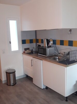 Micro-ondes, cafetière/bouilloire