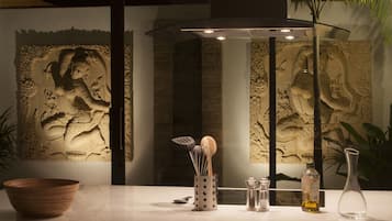 Grand réfrigérateur, micro-ondes, four, plaque de cuisson