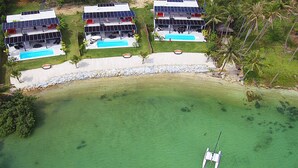 An aerial view of a resort with multiple buildings, a swimming pool, and a beach area. - Bliss Villas (Ko Pha-ngan)