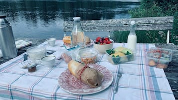 LĂ€genhet | Vardagsrum | 40-tums platt-tv med kabelkanaler, tv och eldstad
