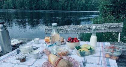 2-bed Apartment Overlooking the River