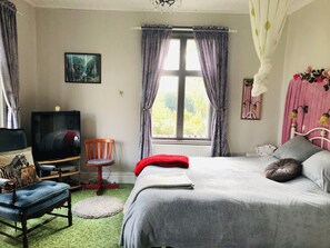 1 habitación, tabla de planchar con plancha, wifi gratis y ropa de cama 