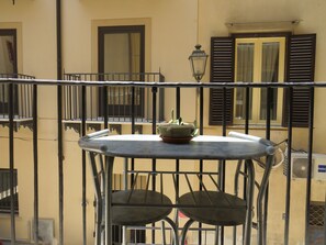 Outdoor dining - Beautiful city-centre room in ugly building (Palermo)