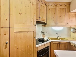 Kühlschrank, Ofen, Geschirrspüler, Wasserkocher mit Kaffee-/Teezubehör