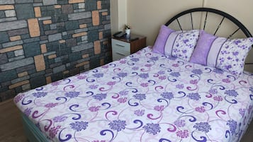 Ropa de cama de alta calidad, cortinas blackout y insonorización