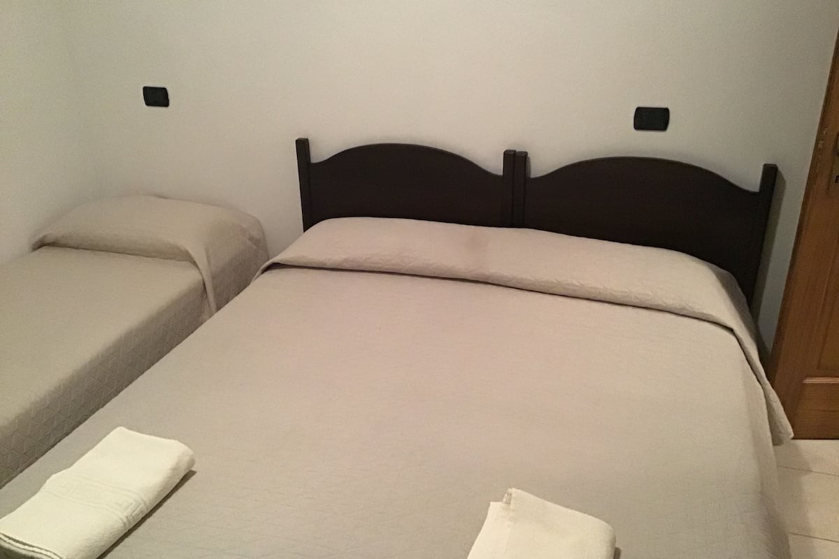 Room | Desk, laptop workspace, WiFi (free)