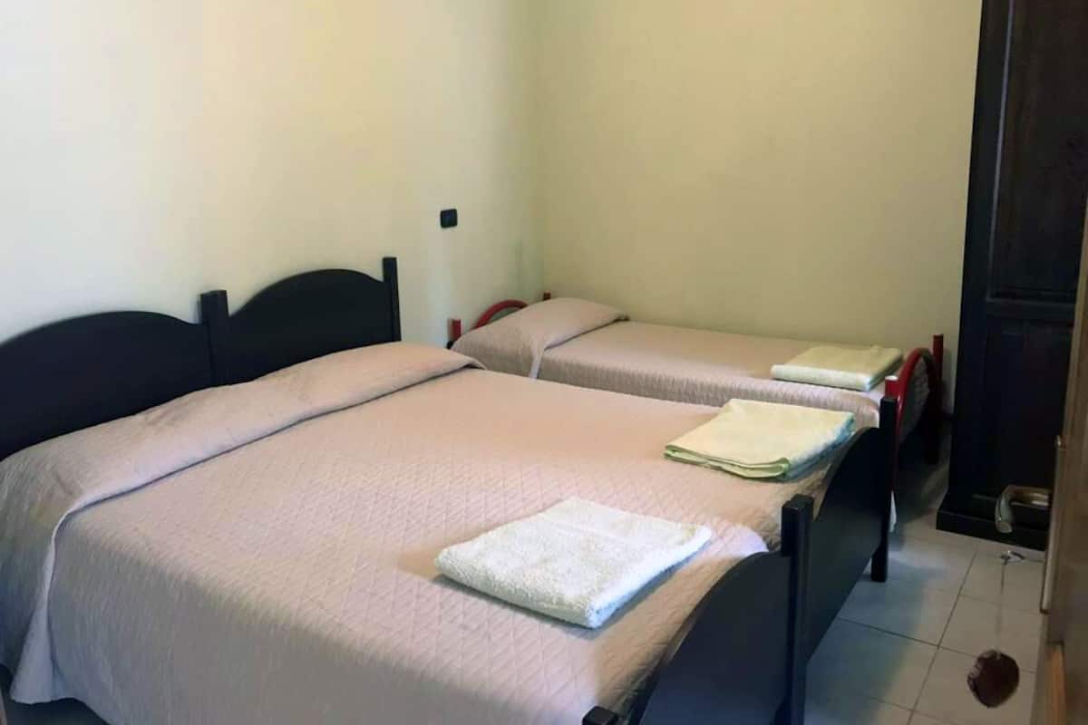 Room | Desk, laptop workspace, WiFi (free)