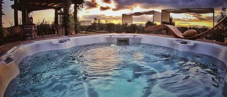 Outdoor spa tub