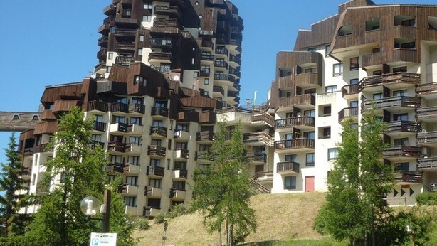 Un edificio moderno de gran altura, con múltiples balcones y un diseño arquitectónico único.