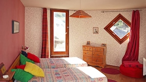 A bedroom with a bed, a dresser, a window, and a door. - 2-room apartment for 6 people above the mall, Les Orres (Les Orres)