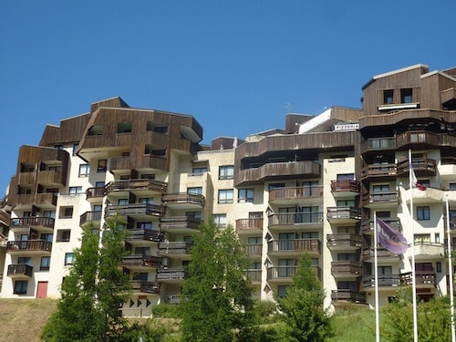Renovated 8 pers apartment in Les Orres, direct access to slopes
