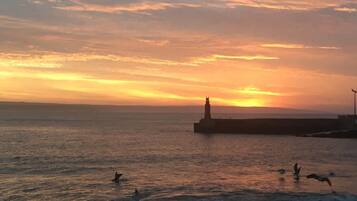 Ubicación cercana a la playa y arena blanca